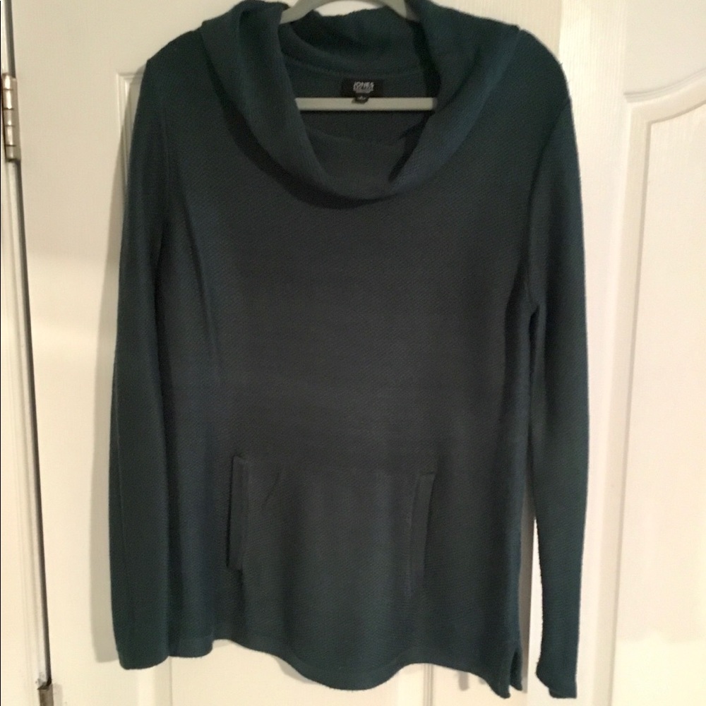Nice green long sleeve sweater with scoop neck